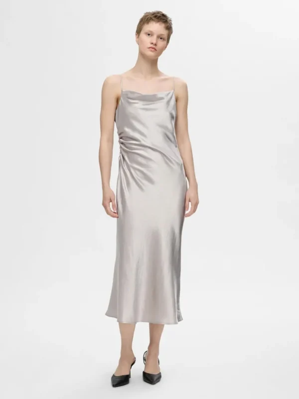 SELECTED ÄRMLÖS SATIN MIDIKLÄNNING Silver Best