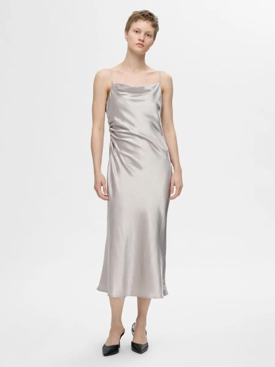 rmls_satin_midiklnning_1.webp SELECTED ÄRMLÖS SATIN MIDIKLÄNNING Silver Best