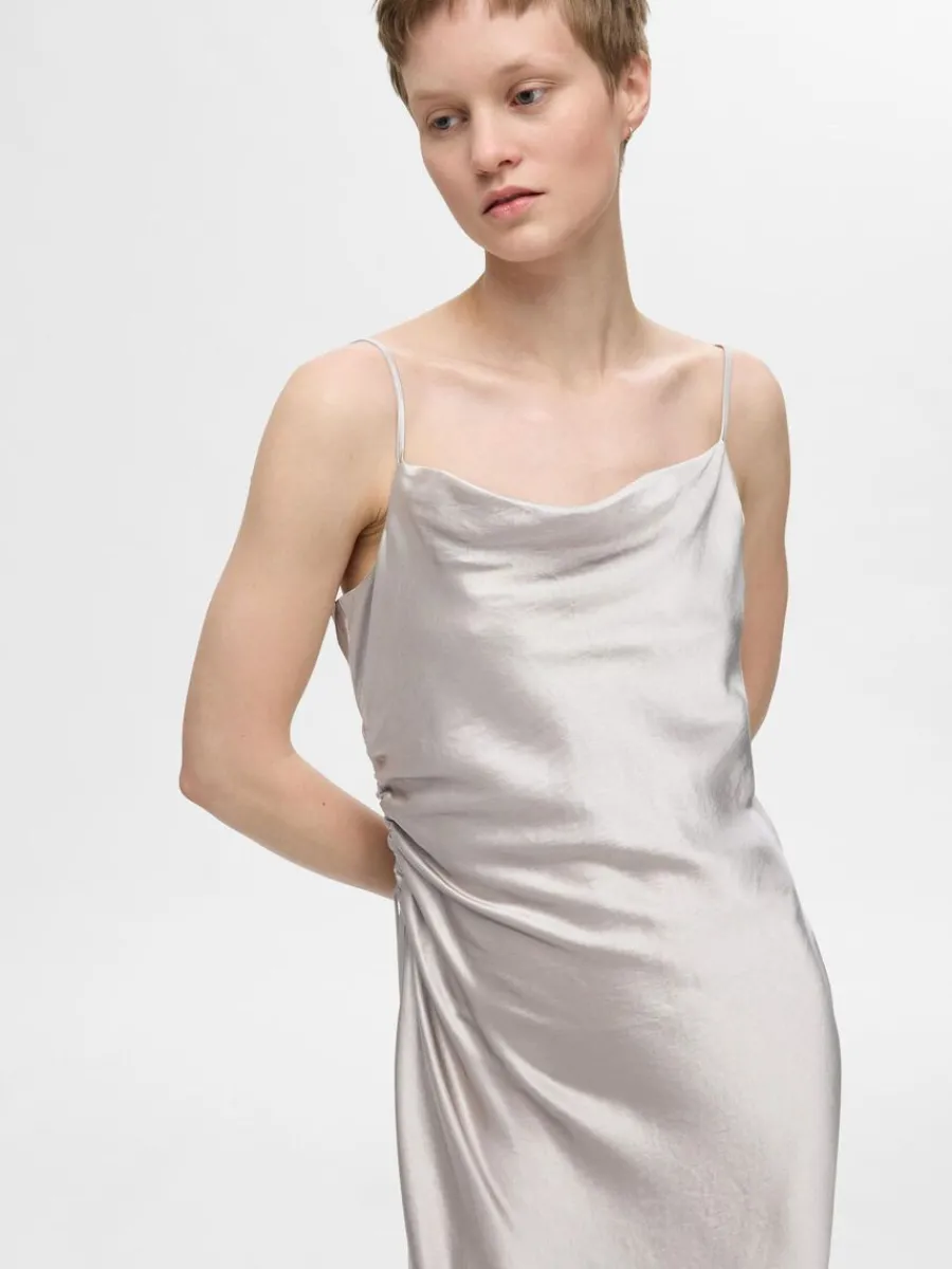 rmls_satin_midiklnning_2.webp SELECTED ÄRMLÖS SATIN MIDIKLÄNNING Silver Best