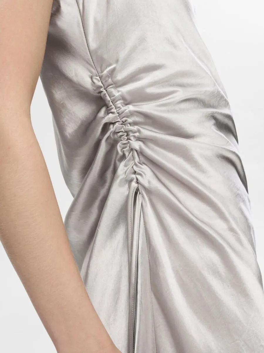 rmls_satin_midiklnning_3.webp SELECTED ÄRMLÖS SATIN MIDIKLÄNNING Silver Best