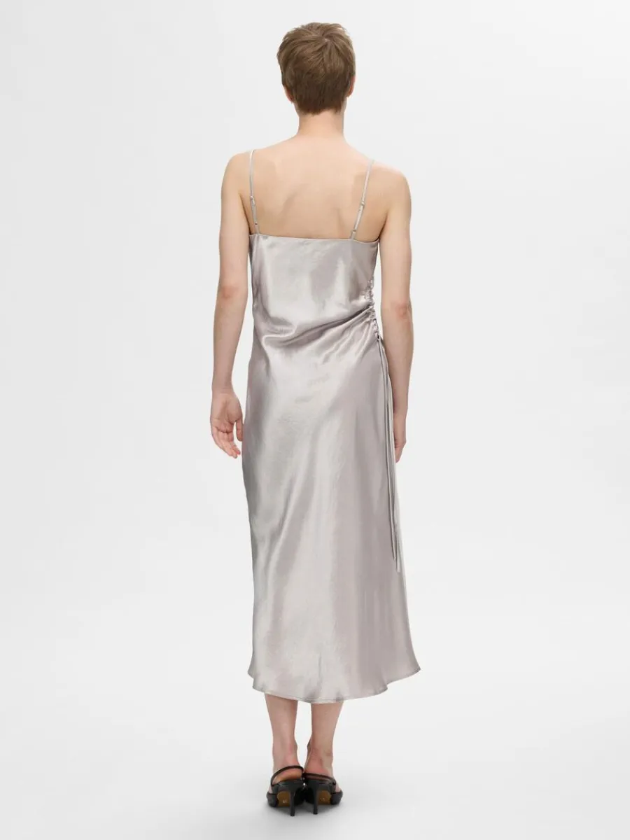 rmls_satin_midiklnning_4.webp SELECTED ÄRMLÖS SATIN MIDIKLÄNNING Silver Best