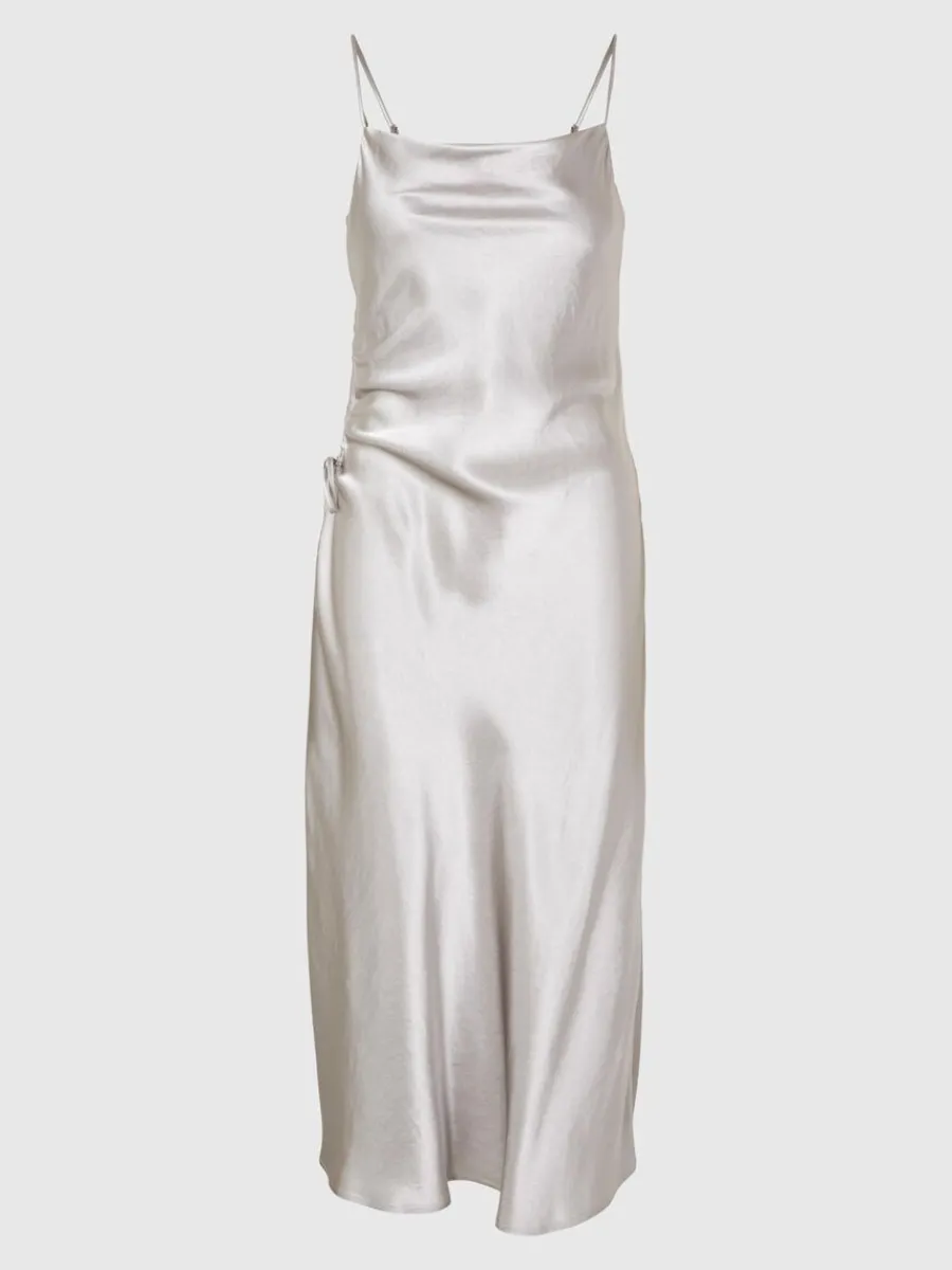 rmls_satin_midiklnning_5.webp SELECTED ÄRMLÖS SATIN MIDIKLÄNNING Silver Best