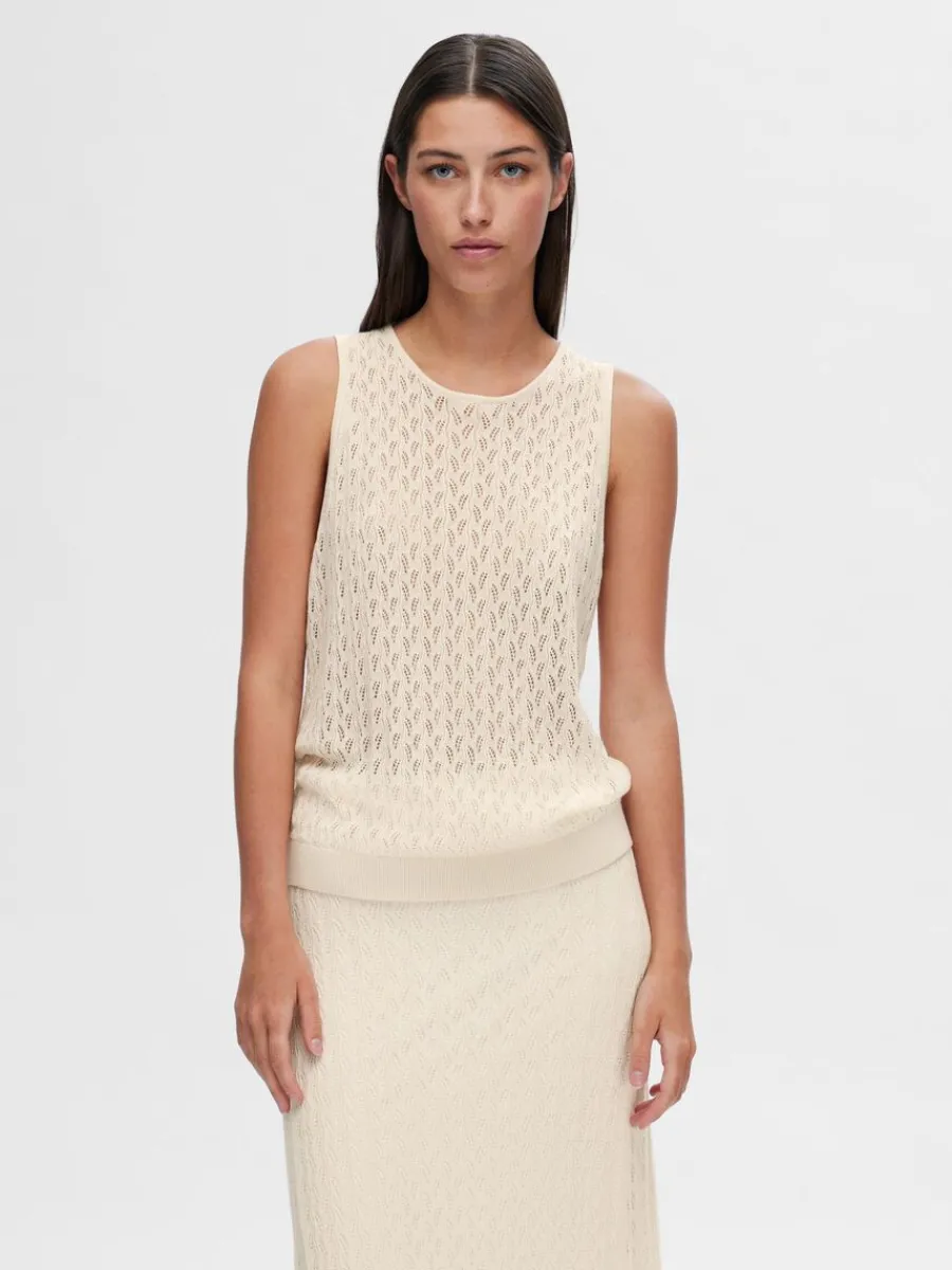 rmls_stickad_topp_0-7.webp SELECTED ÄRMLÖS STICKAD TOPP Beige Hot