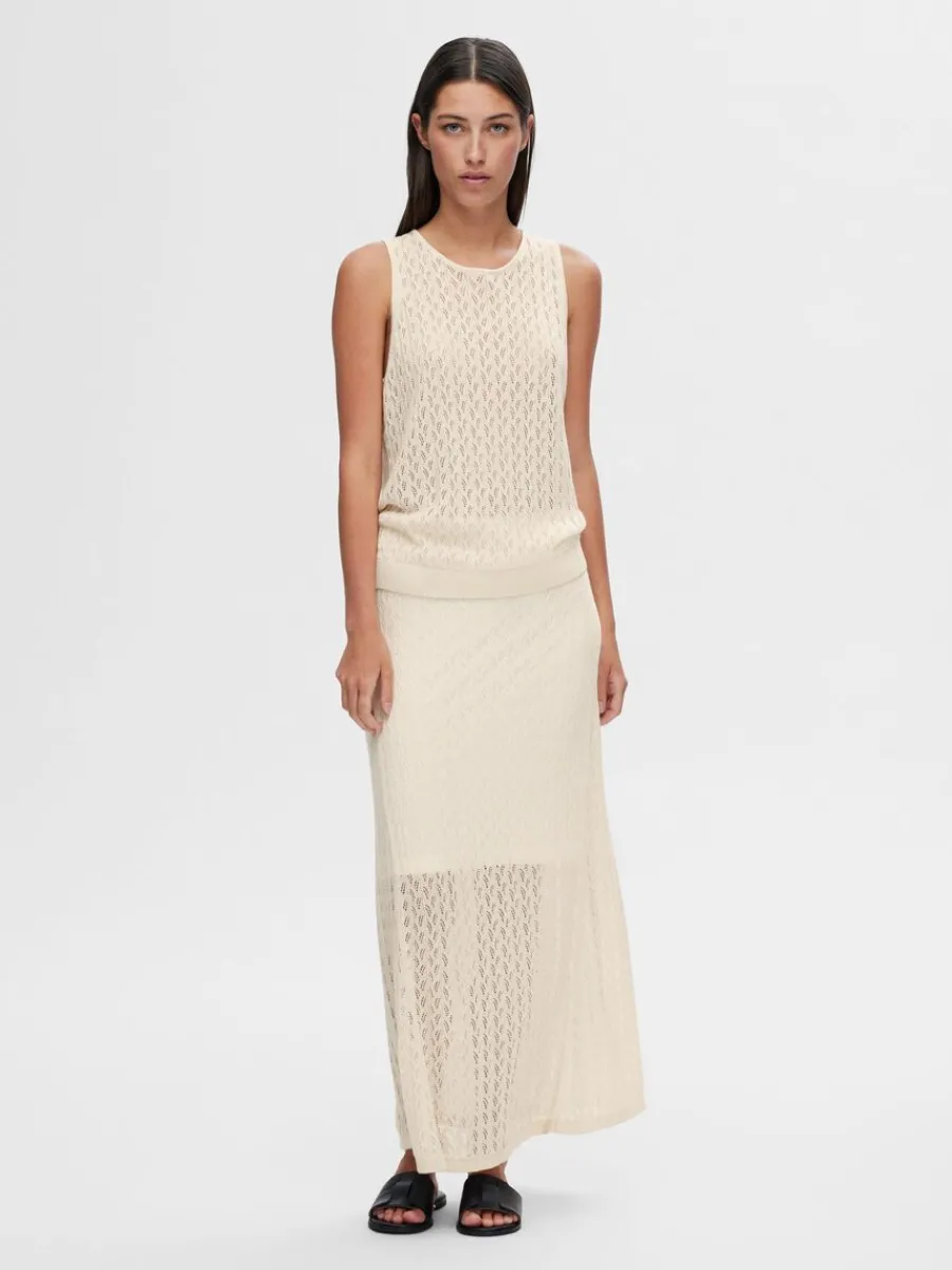 rmls_stickad_topp_1-7.webp SELECTED ÄRMLÖS STICKAD TOPP Beige Hot
