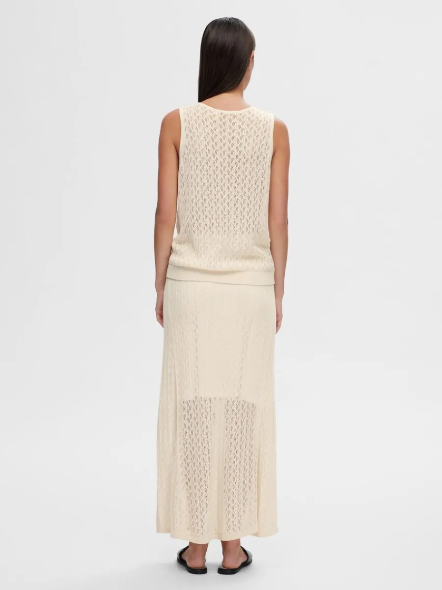 rmls_stickad_topp_4-7.webp SELECTED ÄRMLÖS STICKAD TOPP Beige Hot