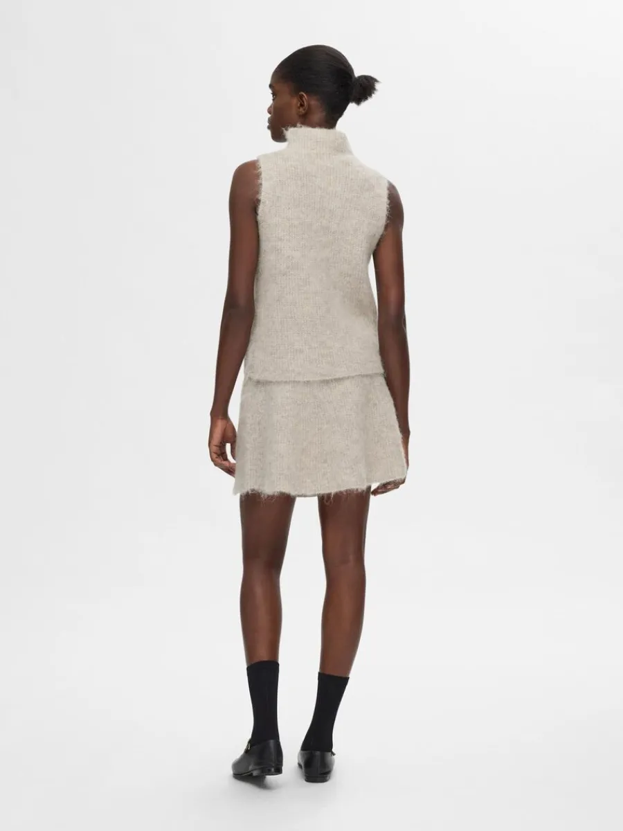 rmls_stickad_topp_4.webp SELECTED ÄRMLÖS STICKAD TOPP Beige Sale