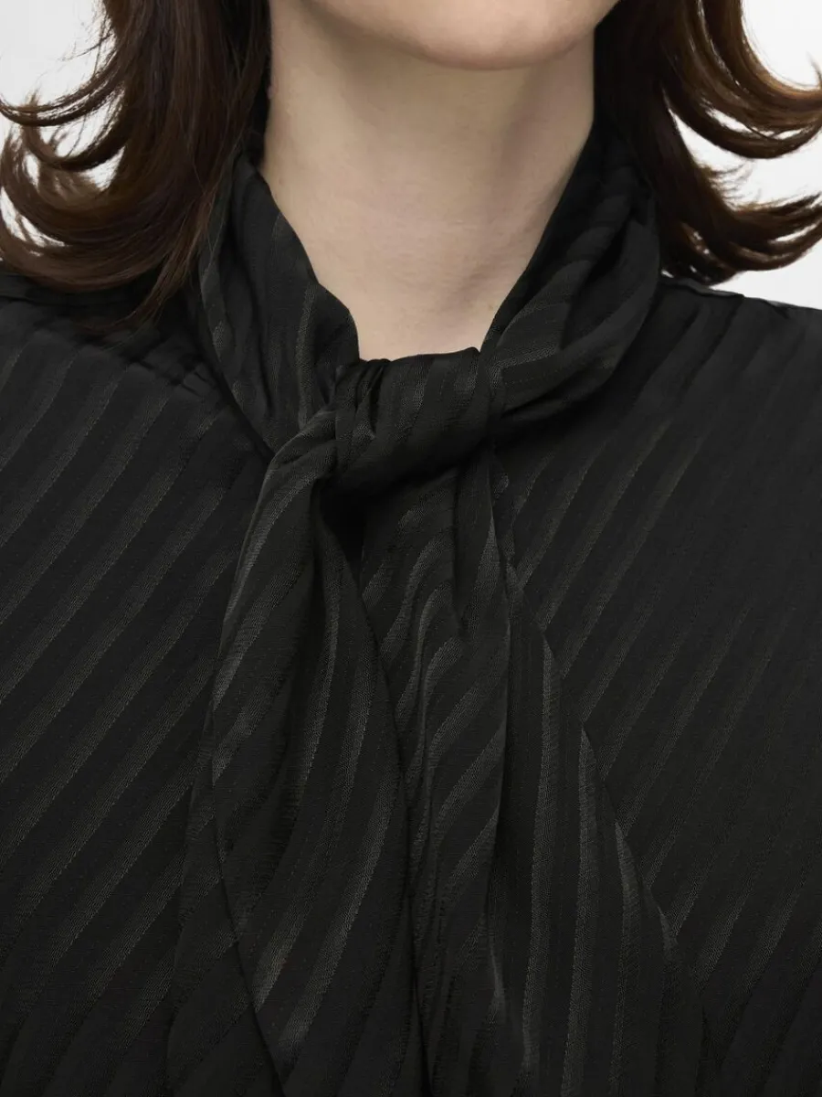 rosettdetalj_satinskjorta_3-1.webp SELECTED ROSETTDETALJ SATINSKJORTA Black Store