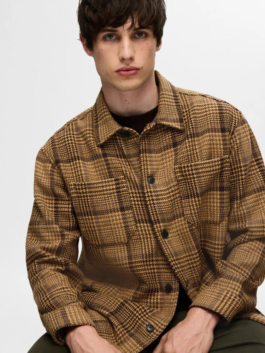 rutig_verskjorta_3-1.webp SELECTED RUTIG ÖVERSKJORTA Brown Shop