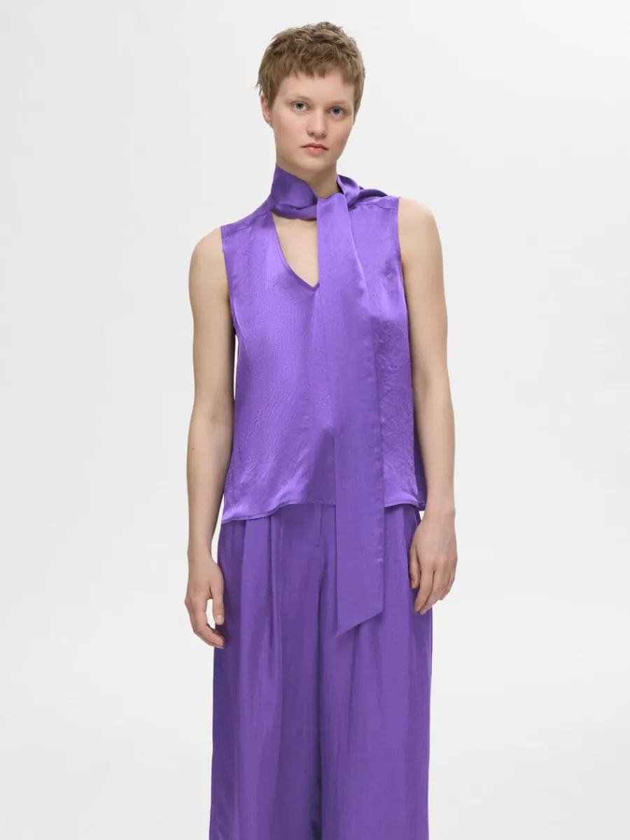 satin_med_rosett_i_halsen_0-1.webp SELECTED SATIN MED ROSETT I HALSEN TOPP Purple Best
