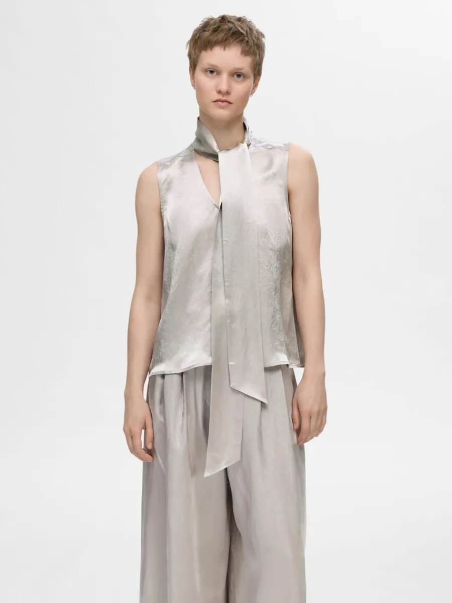 satin_med_rosett_i_halsen_0.webp SELECTED SATIN MED ROSETT I HALSEN TOPP Silver Best Sale
