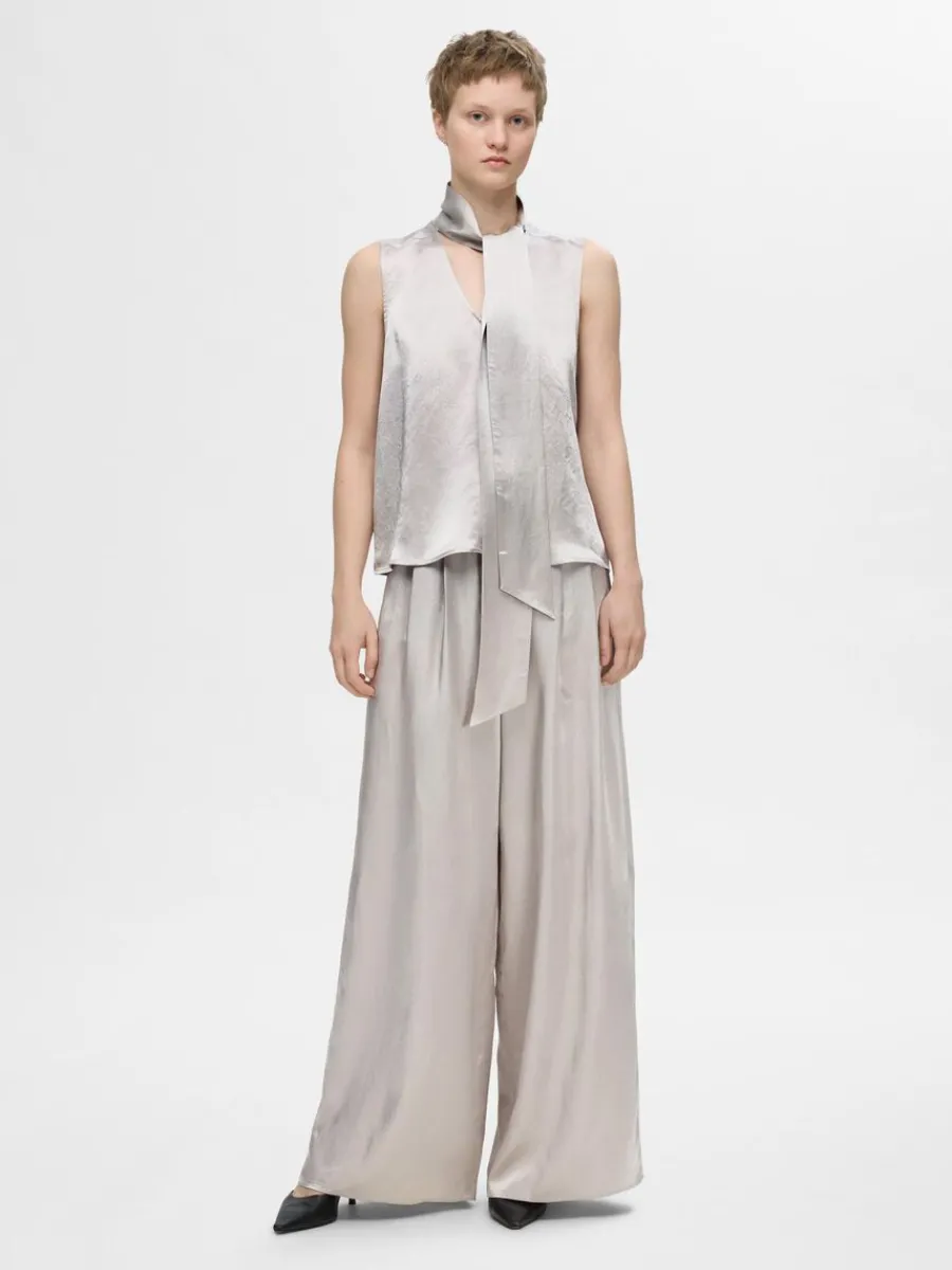 satin_med_rosett_i_halsen_1.webp SELECTED SATIN MED ROSETT I HALSEN TOPP Silver Best Sale