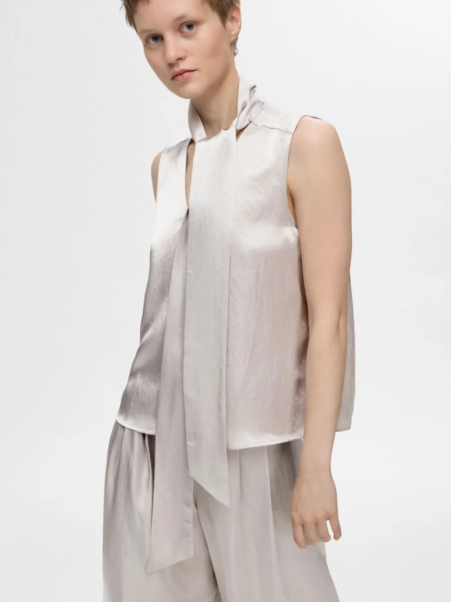 satin_med_rosett_i_halsen_2.webp SELECTED SATIN MED ROSETT I HALSEN TOPP Silver Best Sale