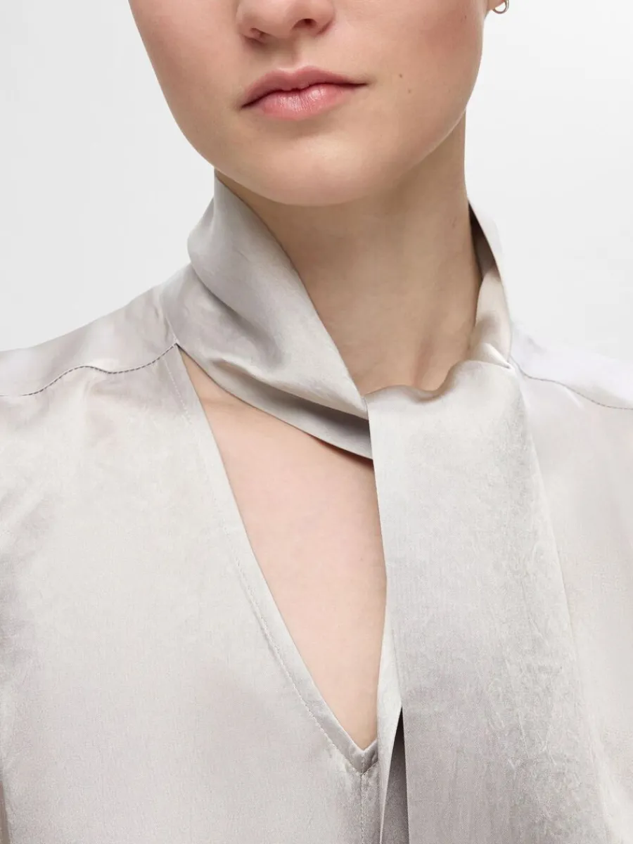 satin_med_rosett_i_halsen_3.webp SELECTED SATIN MED ROSETT I HALSEN TOPP Silver Best Sale