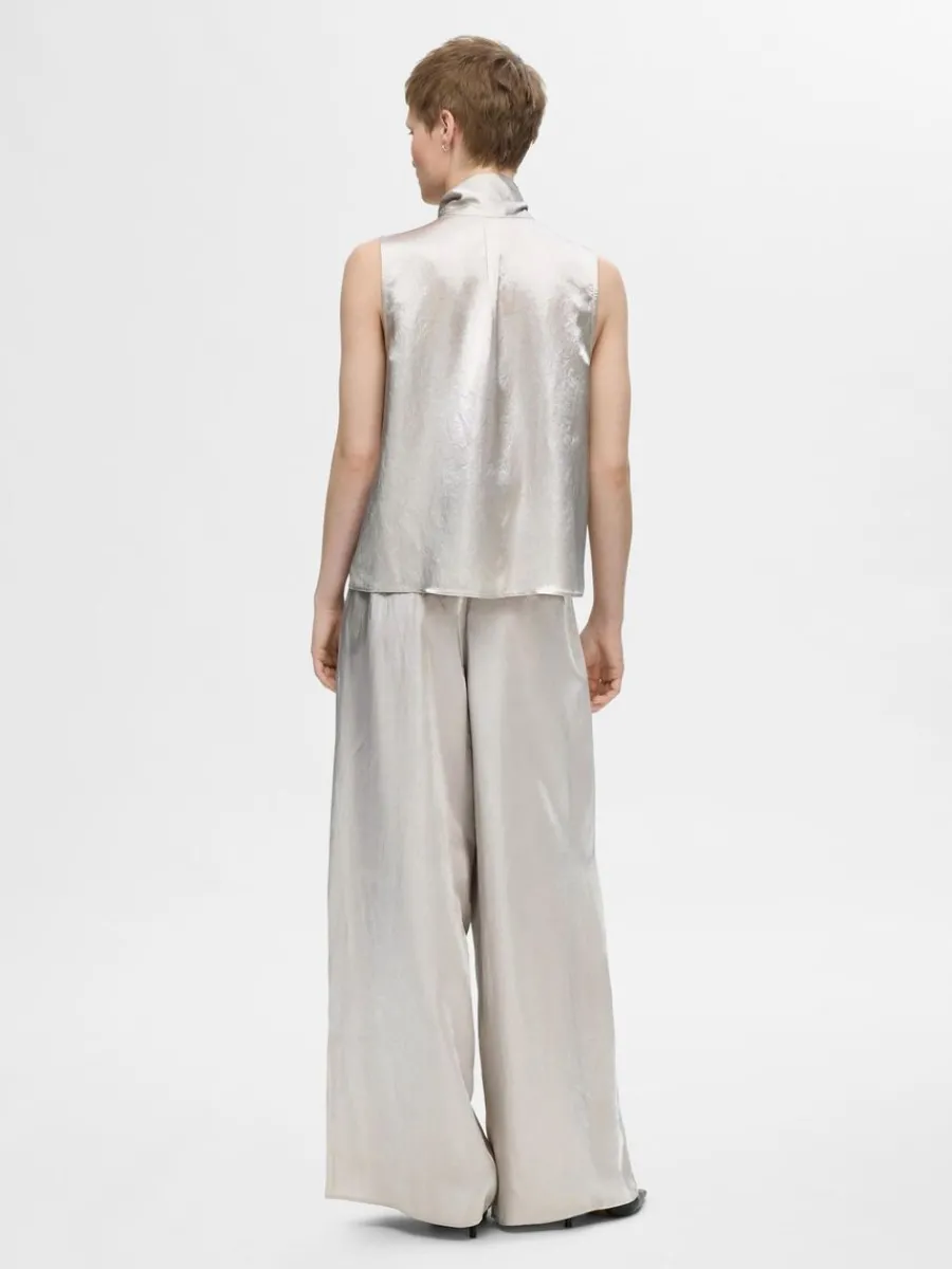 satin_med_rosett_i_halsen_4.webp SELECTED SATIN MED ROSETT I HALSEN TOPP Silver Best Sale