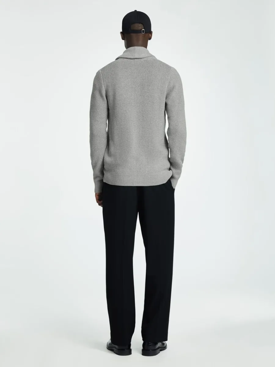 sjalkrage_stickad_kofta_5-1.webp SELECTED SJALKRAGE STICKAD KOFTA Grey Clearance