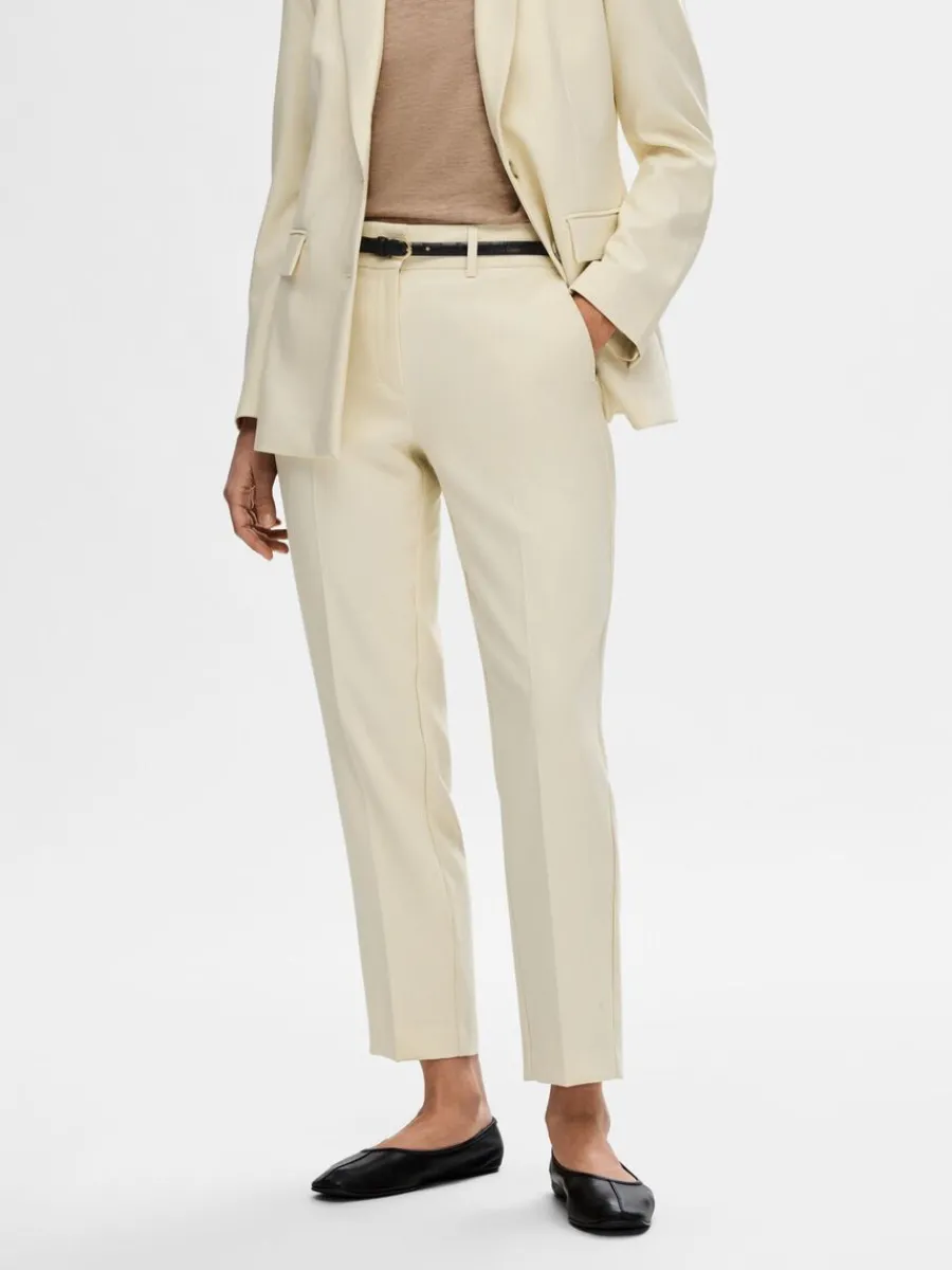 skrddarsydd_beskuren_byxo_0.webp SELECTED SKRÄDDARSYDD BESKUREN BYXOR Beige Fashion