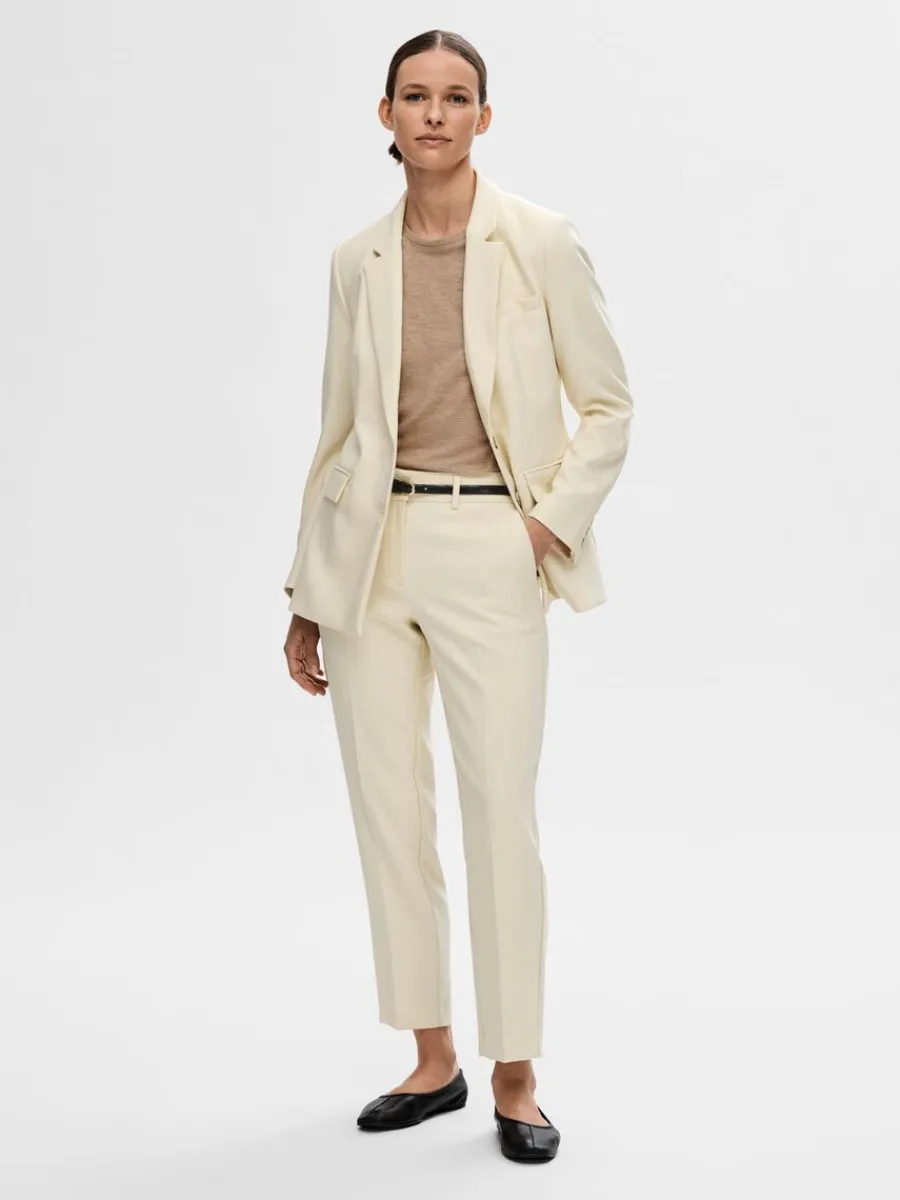 skrddarsydd_beskuren_byxo_1.webp SELECTED SKRÄDDARSYDD BESKUREN BYXOR Beige Fashion