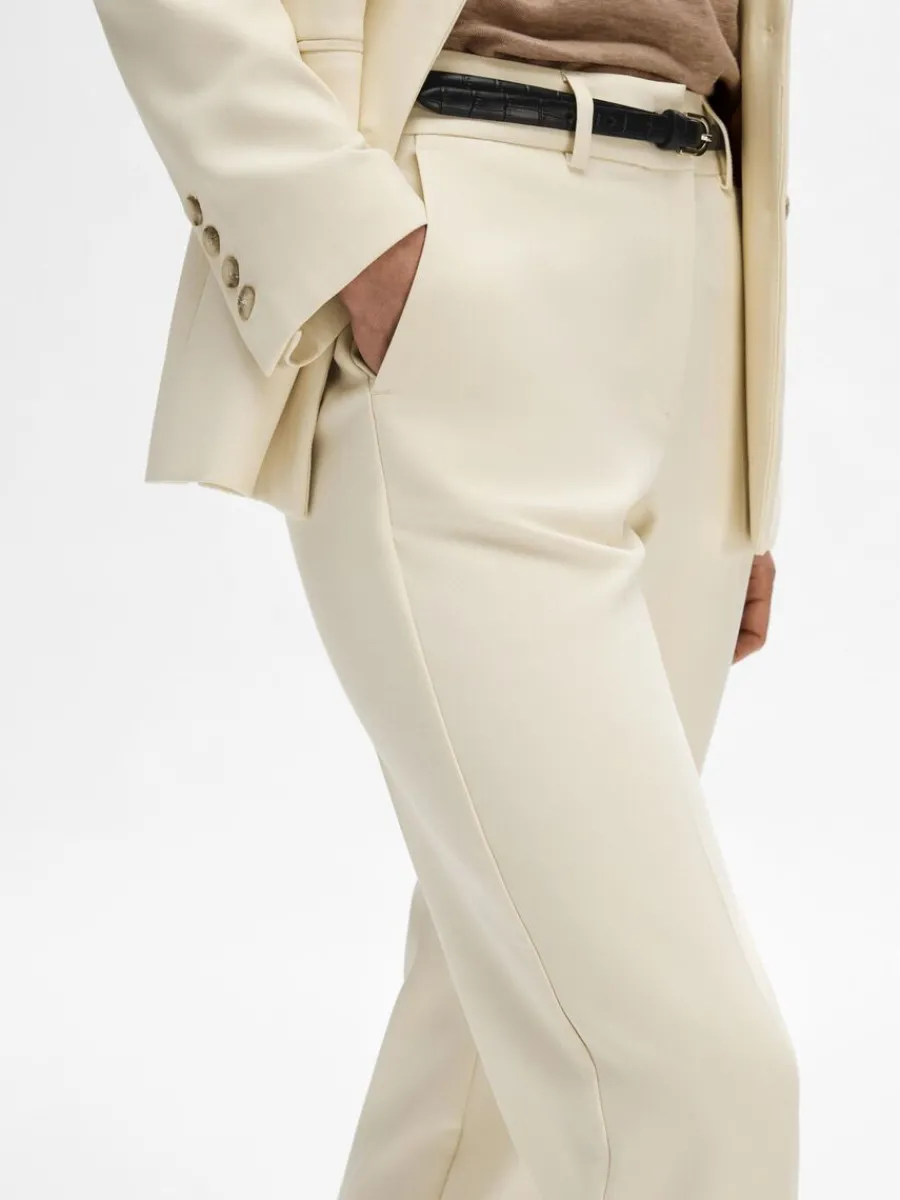 skrddarsydd_beskuren_byxo_3.webp SELECTED SKRÄDDARSYDD BESKUREN BYXOR Beige Fashion