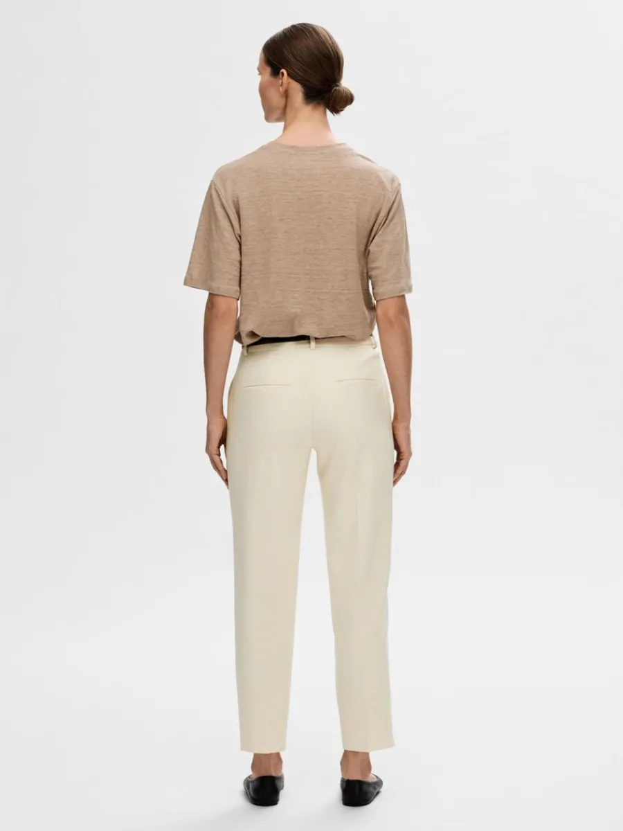 skrddarsydd_beskuren_byxo_4.webp SELECTED SKRÄDDARSYDD BESKUREN BYXOR Beige Fashion