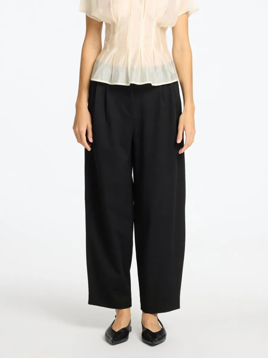 skrddarsydda__barrel_fitb_0.webp SELECTED SKRÄDDARSYDDA - BARREL FIT-BYXOR Black Flash Sale