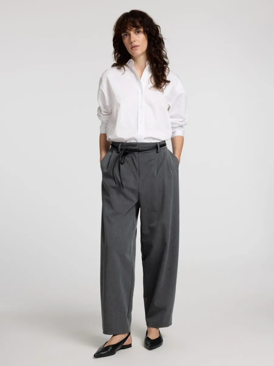 skrddarsydda__barrel_fitb_1-1.webp SELECTED SKRÄDDARSYDDA - BARREL FIT-BYXOR Grey Cheap