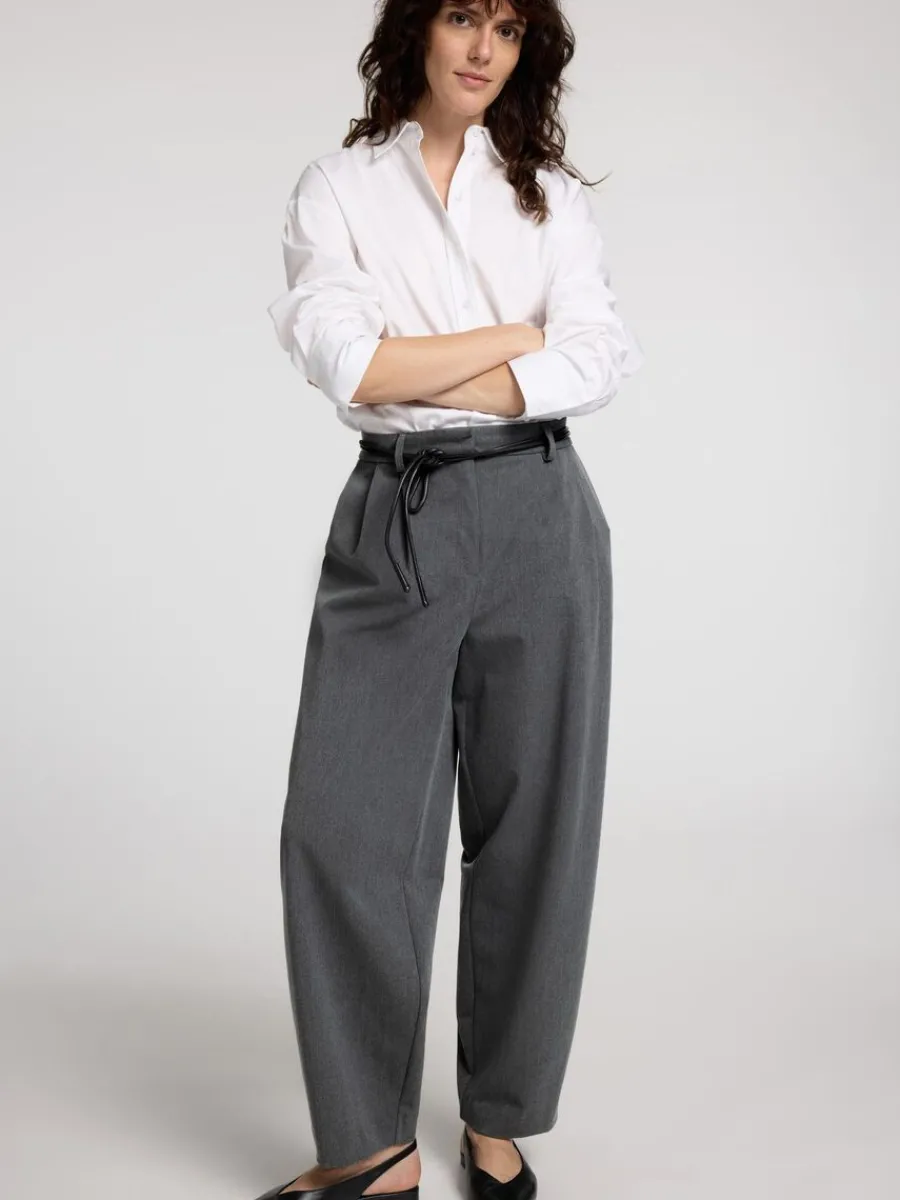 skrddarsydda__barrel_fitb_2-1.webp SELECTED SKRÄDDARSYDDA - BARREL FIT-BYXOR Grey Cheap
