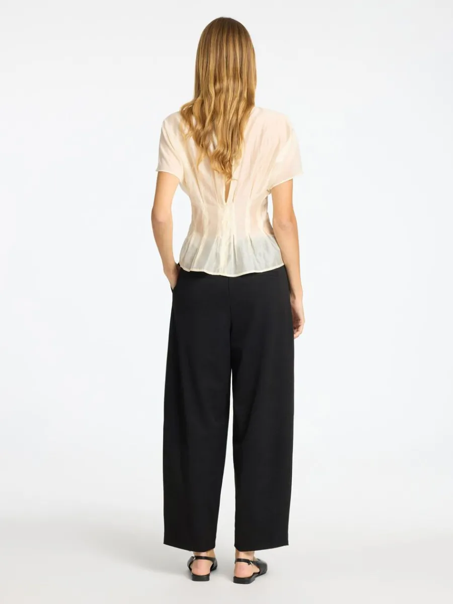 skrddarsydda__barrel_fitb_4.webp SELECTED SKRÄDDARSYDDA - BARREL FIT-BYXOR Black Flash Sale