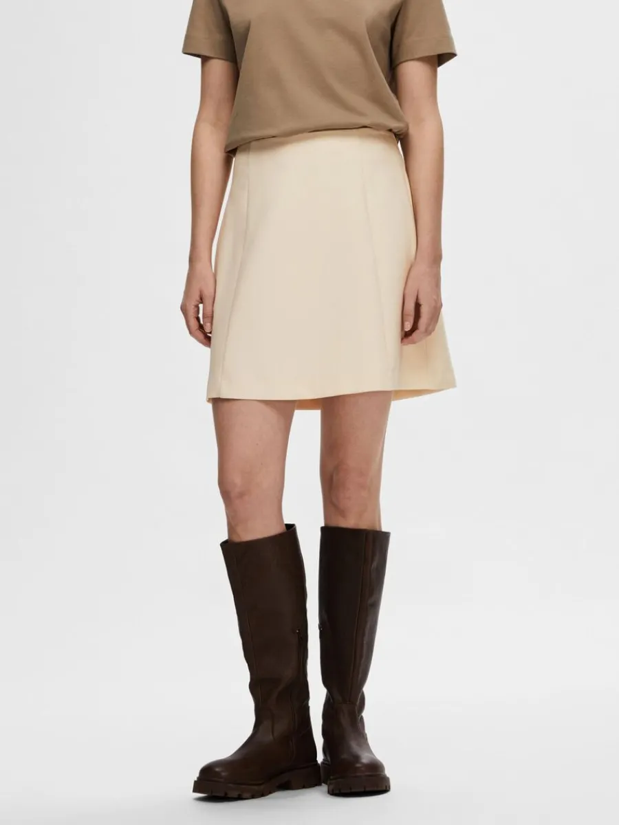 skrddarsydda__minikjol_1-2.webp SELECTED SKRÄDDARSYDDA - MINIKJOL Beige Fashion