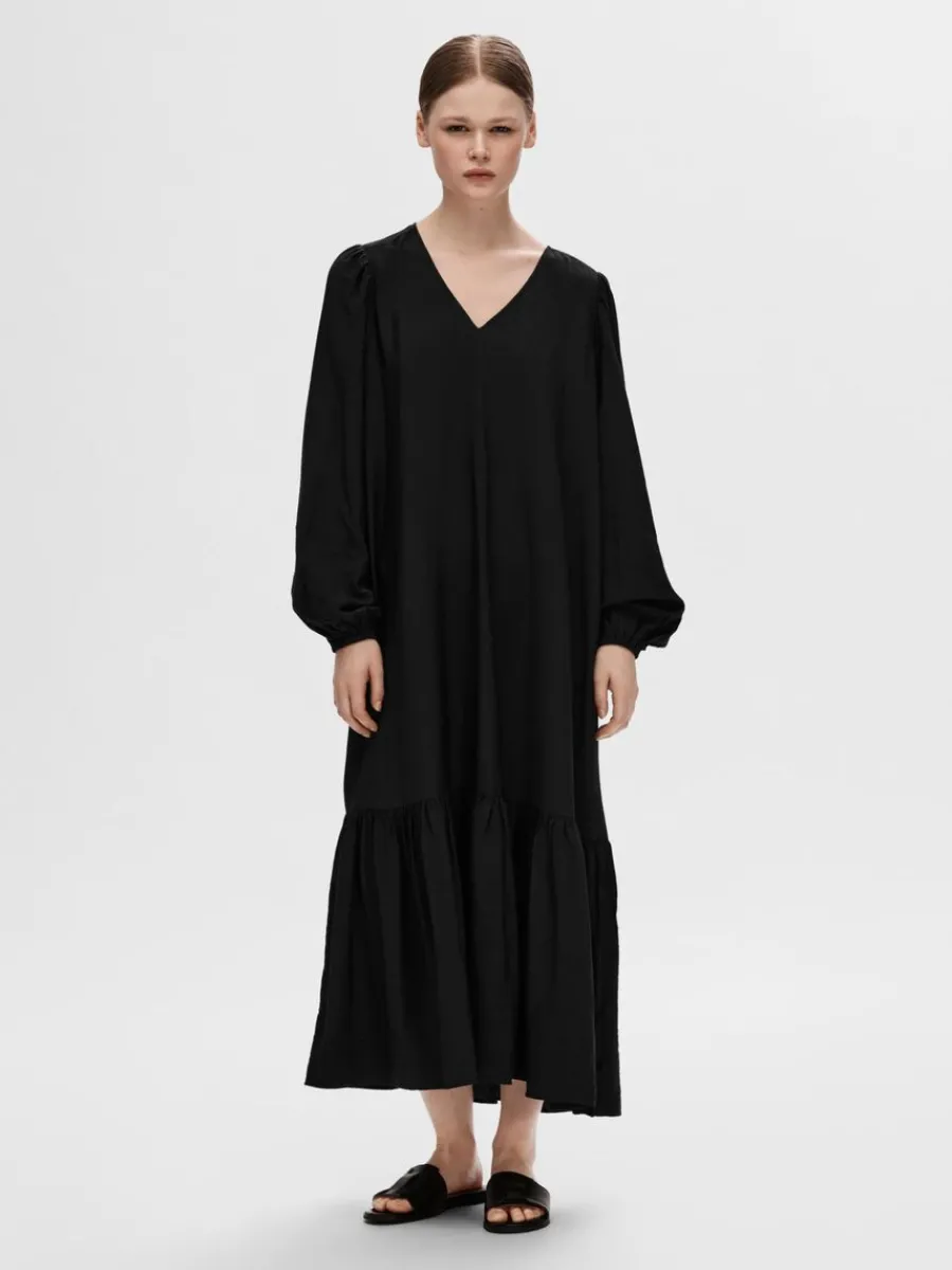skrpfrsedd_maxiklnning_1.webp SELECTED SKÄRPFÖRSEDD MAXIKLÄNNING Black Clearance