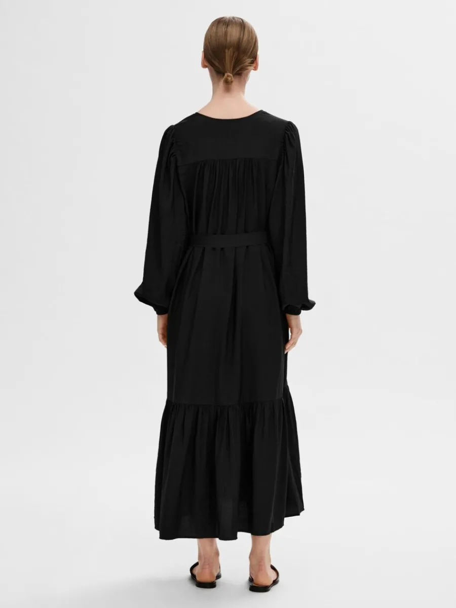 skrpfrsedd_maxiklnning_4.webp SELECTED SKÄRPFÖRSEDD MAXIKLÄNNING Black Clearance