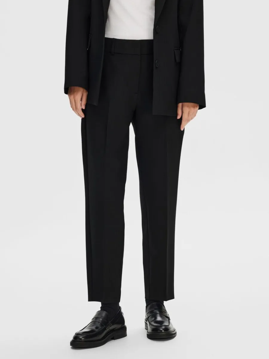 slim_fit_beskurna_byxor_0.webp SELECTED SLIM FIT BESKURNA BYXOR Black Fashion
