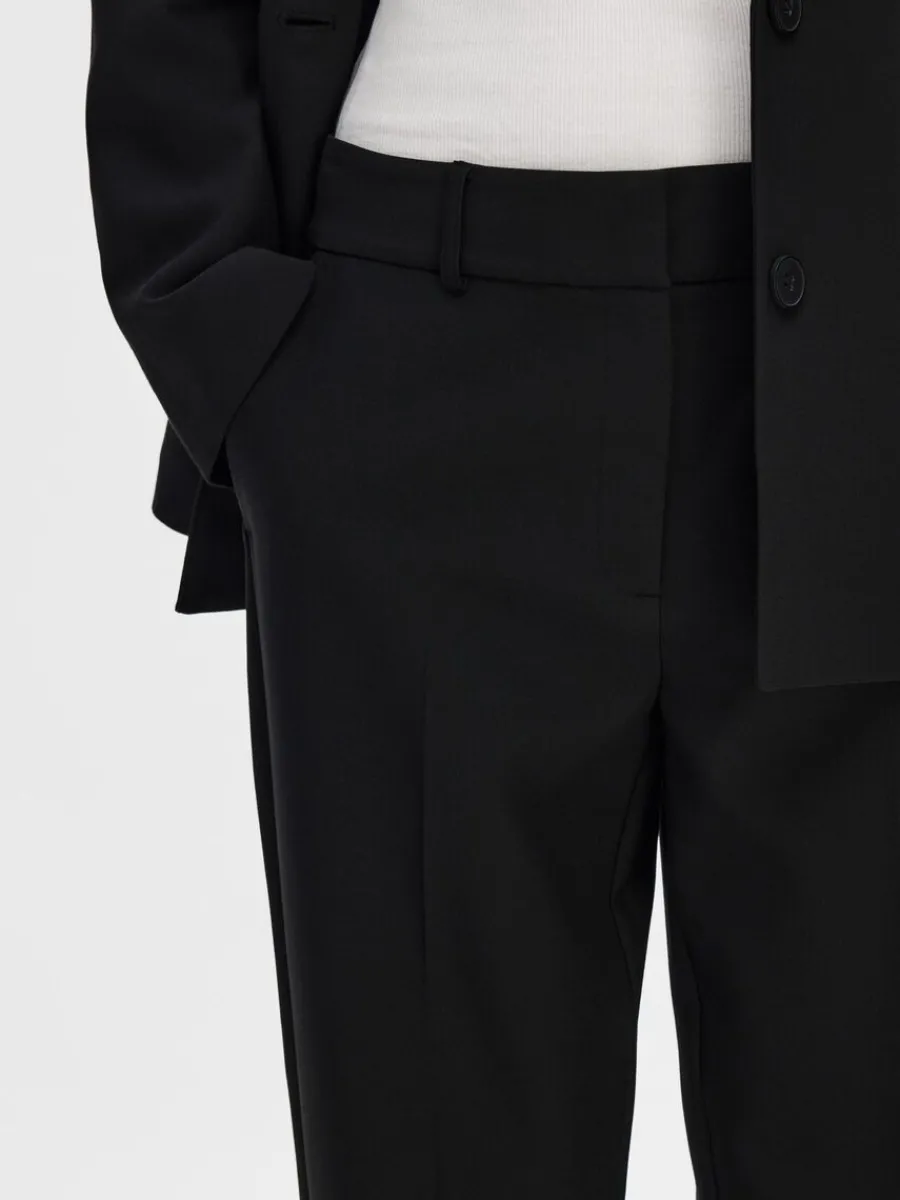 slim_fit_beskurna_byxor_3.webp SELECTED SLIM FIT BESKURNA BYXOR Black Fashion