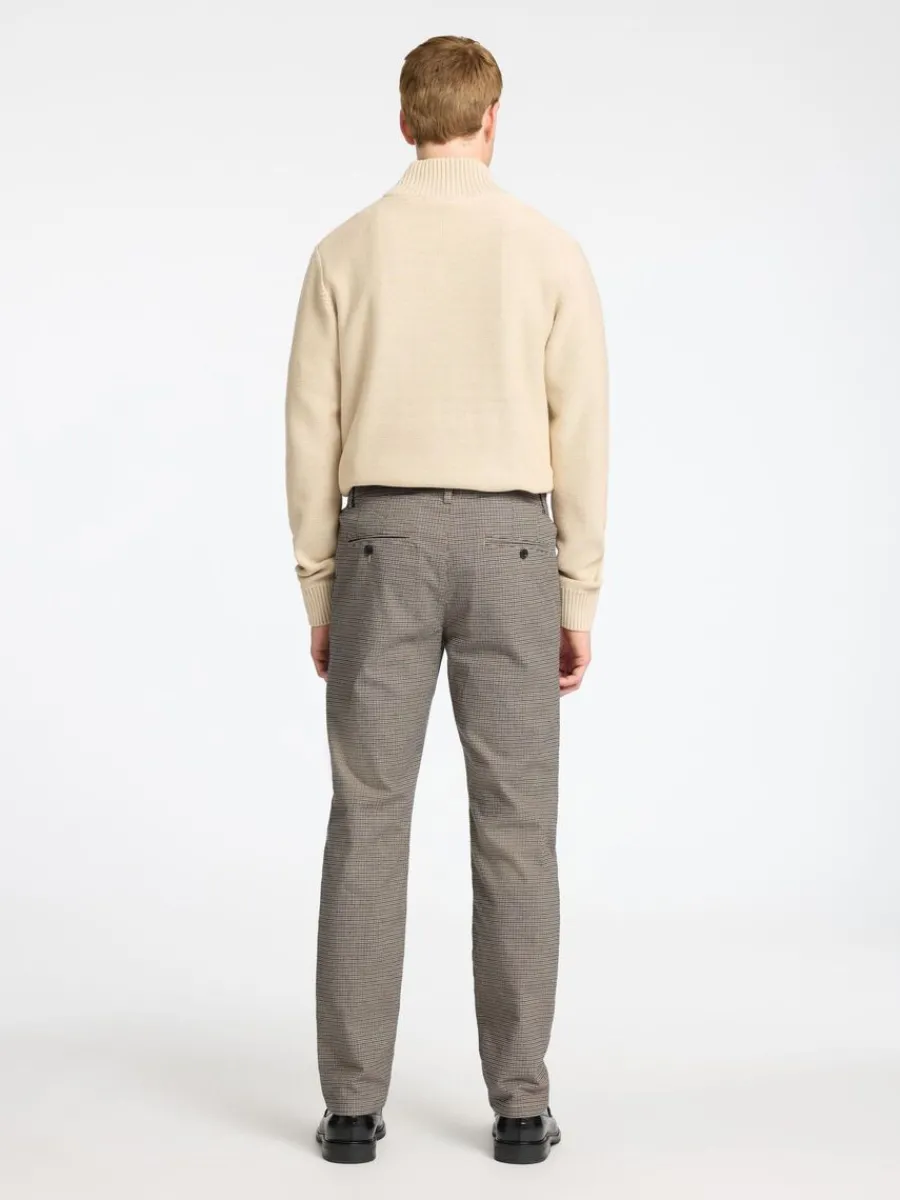 slim_fit_chinos_1.webp SELECTED 175 SLIM FIT CHINOS Brown Best