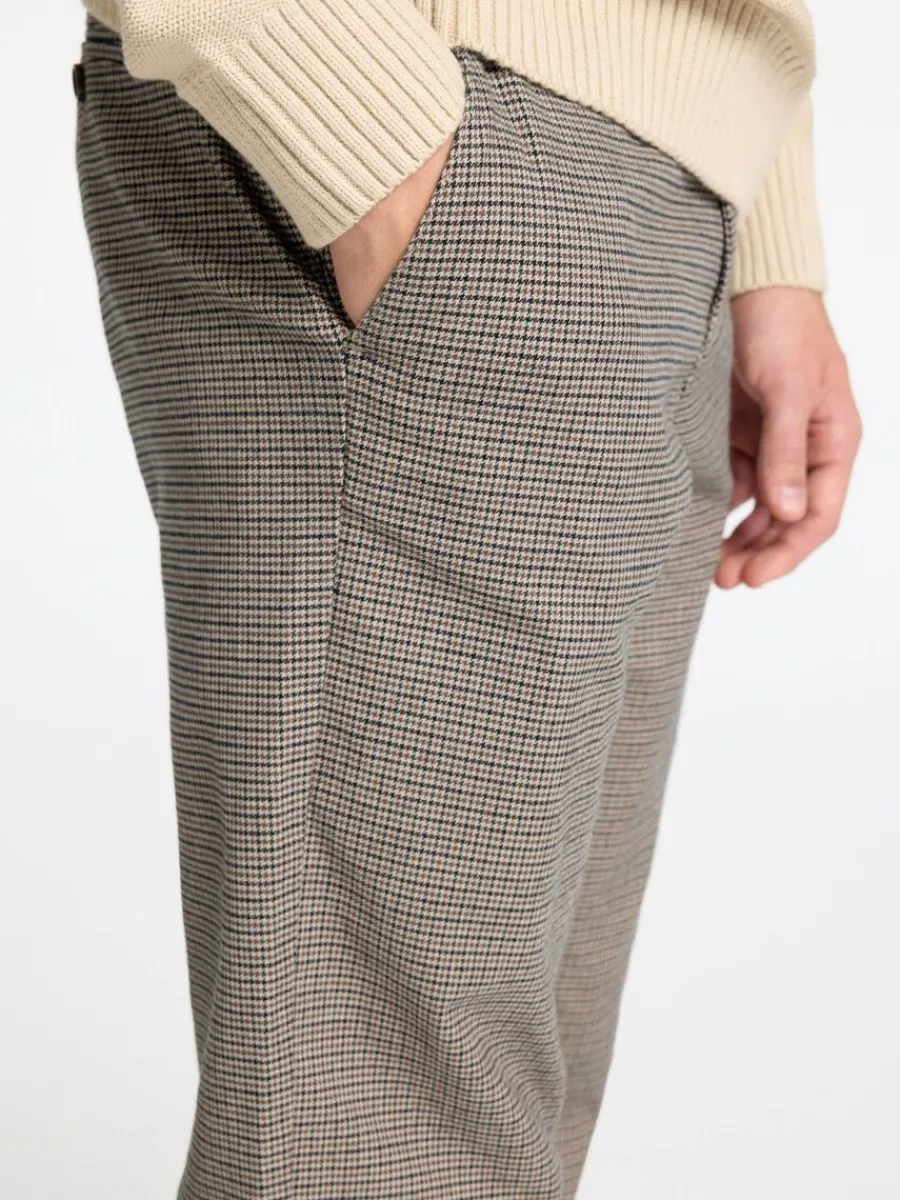 slim_fit_chinos_5.webp SELECTED 175 SLIM FIT CHINOS Brown Best