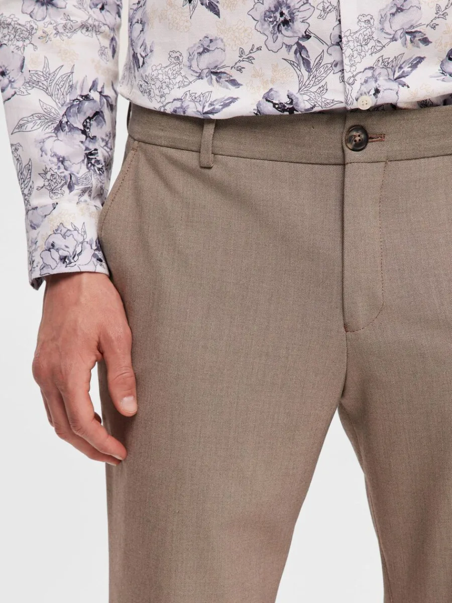 slimfit_byxor_4-1.webp SELECTED 175 SLIM-FIT BYXOR Beige Clearance