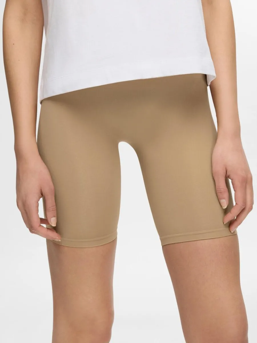 smls_figurformande_shorts_2-1.webp SELECTED SÖMLÖS FIGURFORMANDE SHORTS Beige Cheap