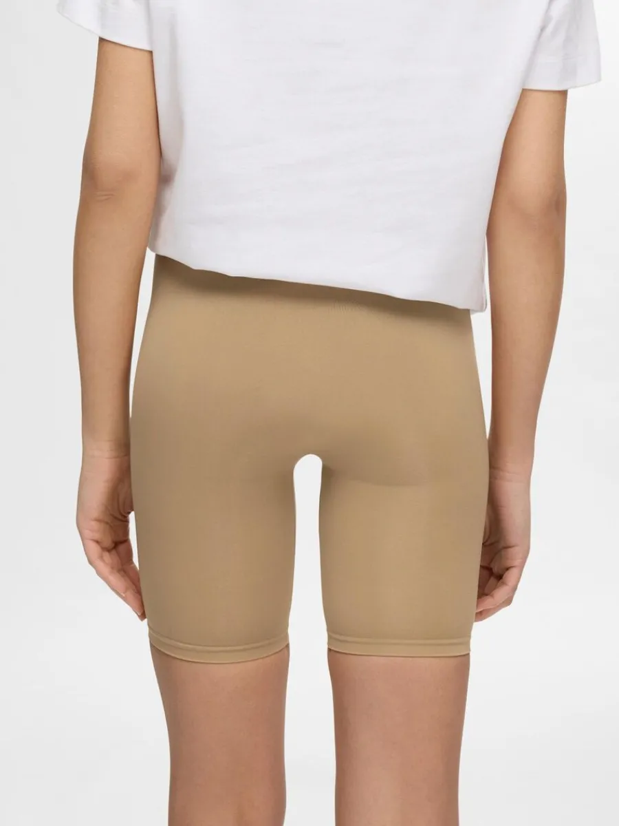 smls_figurformande_shorts_3-1.webp SELECTED SÖMLÖS FIGURFORMANDE SHORTS Beige Cheap