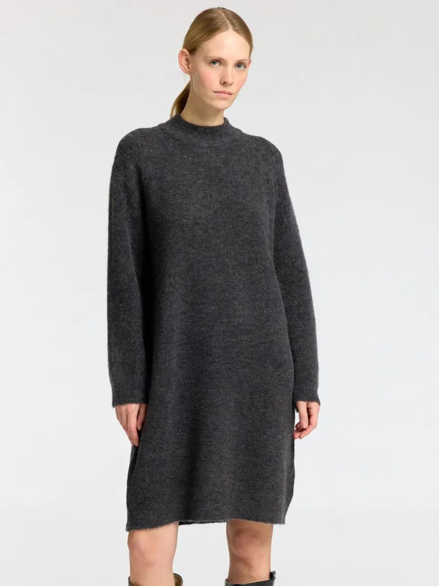 stickad_kort_klnning_0.webp SELECTED STICKAD KORT KLÄNNING Grey Store