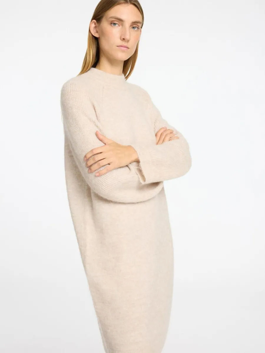 stickad_kort_klnning_2-3.webp SELECTED STICKAD KORT KLÄNNING Beige Discount