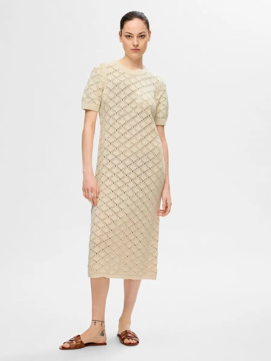 stickad_maxiklnning_1-6.webp SELECTED STICKAD MAXIKLÄNNING Beige Sale