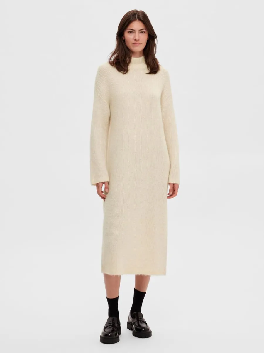 stickad_maxiklnning_1.webp SELECTED STICKAD MAXIKLÄNNING Beige Flash Sale