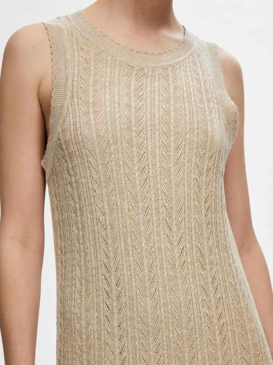 stickad_maxiklnning_3-7.webp SELECTED STICKAD MAXIKLÄNNING Beige Discount