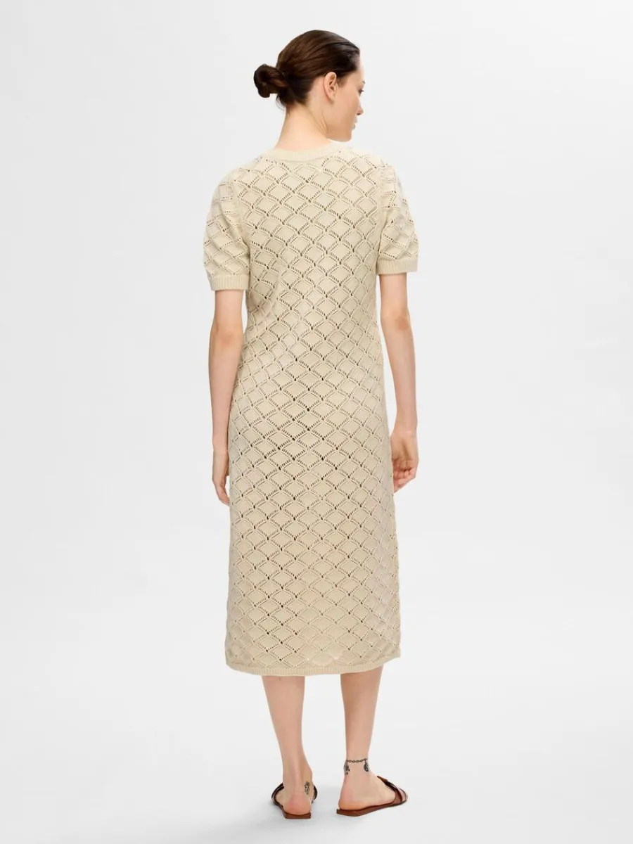 stickad_maxiklnning_4-6.webp SELECTED STICKAD MAXIKLÄNNING Beige Sale