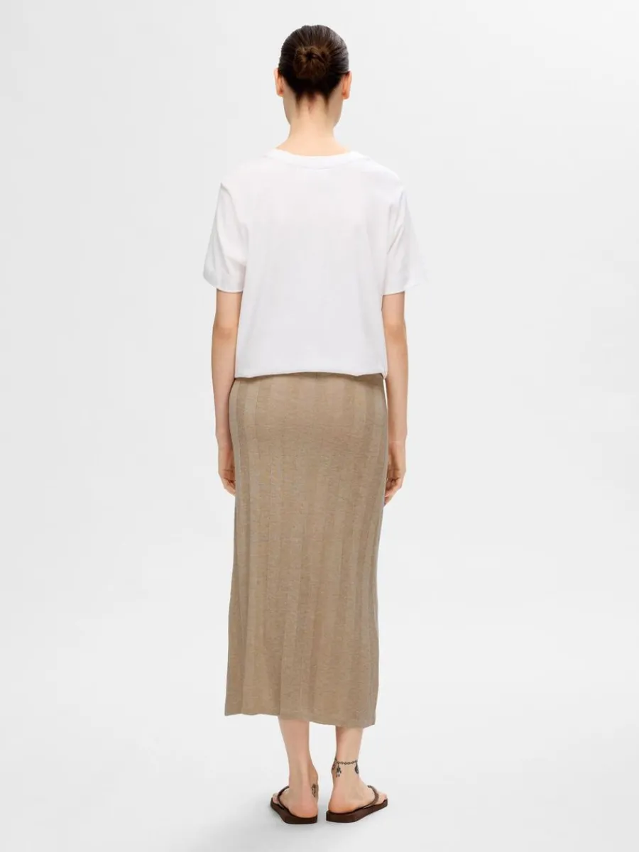 stickad_midikjol_5.webp SELECTED STICKAD MIDIKJOL Beige Cheap
