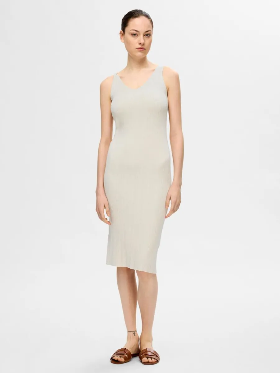 stickad_midiklnning_0.webp SELECTED STICKAD MIDIKLÄNNING Beige Store