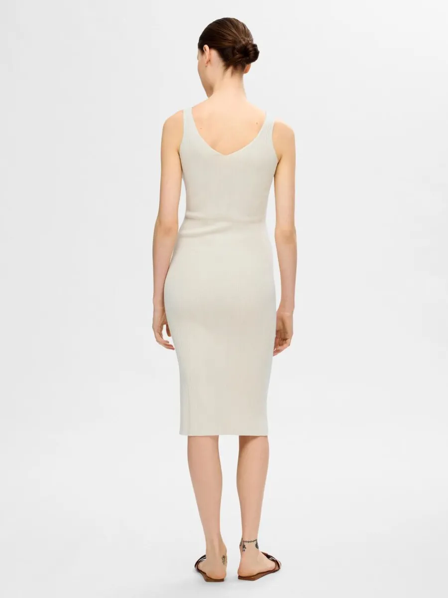 stickad_midiklnning_4.webp SELECTED STICKAD MIDIKLÄNNING Beige Store