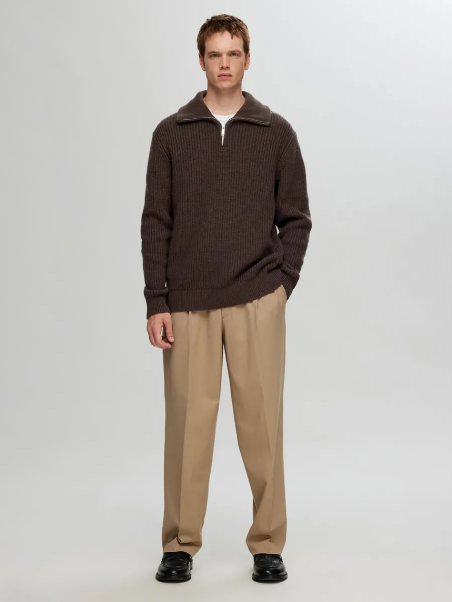 stickad_trja_med_halvlngt_1-3.webp SELECTED STICKAD TRÖJA MED HALVLÅNGT BLIXTLÅS Brown Fashion