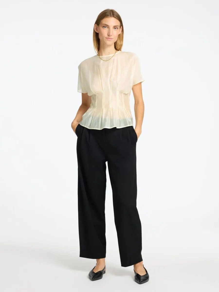 strukturerad_kortrmad_top_1-1.webp SELECTED STRUKTURERAD KORTÄRMAD TOPP Beige Clearance