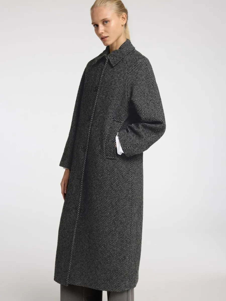 strukturerad_lng_kappa_2.webp SELECTED STRUKTURERAD LÅNG KAPPA Grey Discount