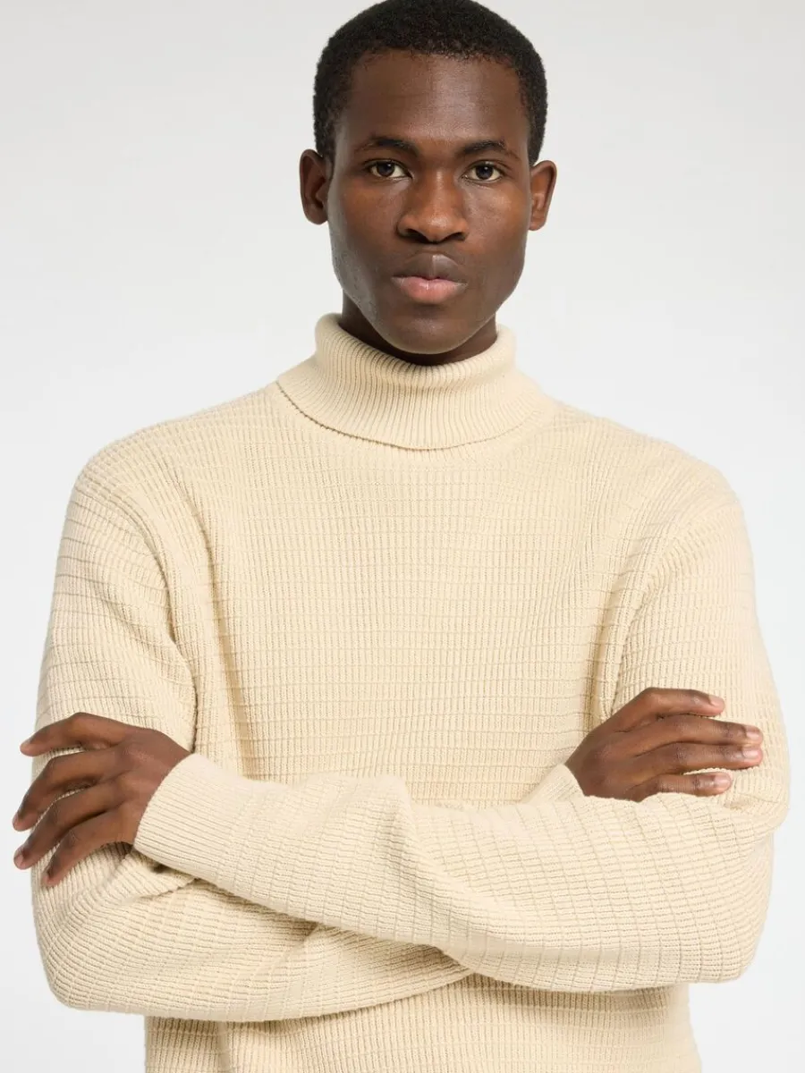 strukturerad_polotrja_2.webp SELECTED STRUKTURERAD POLOTRÖJA Beige Clearance